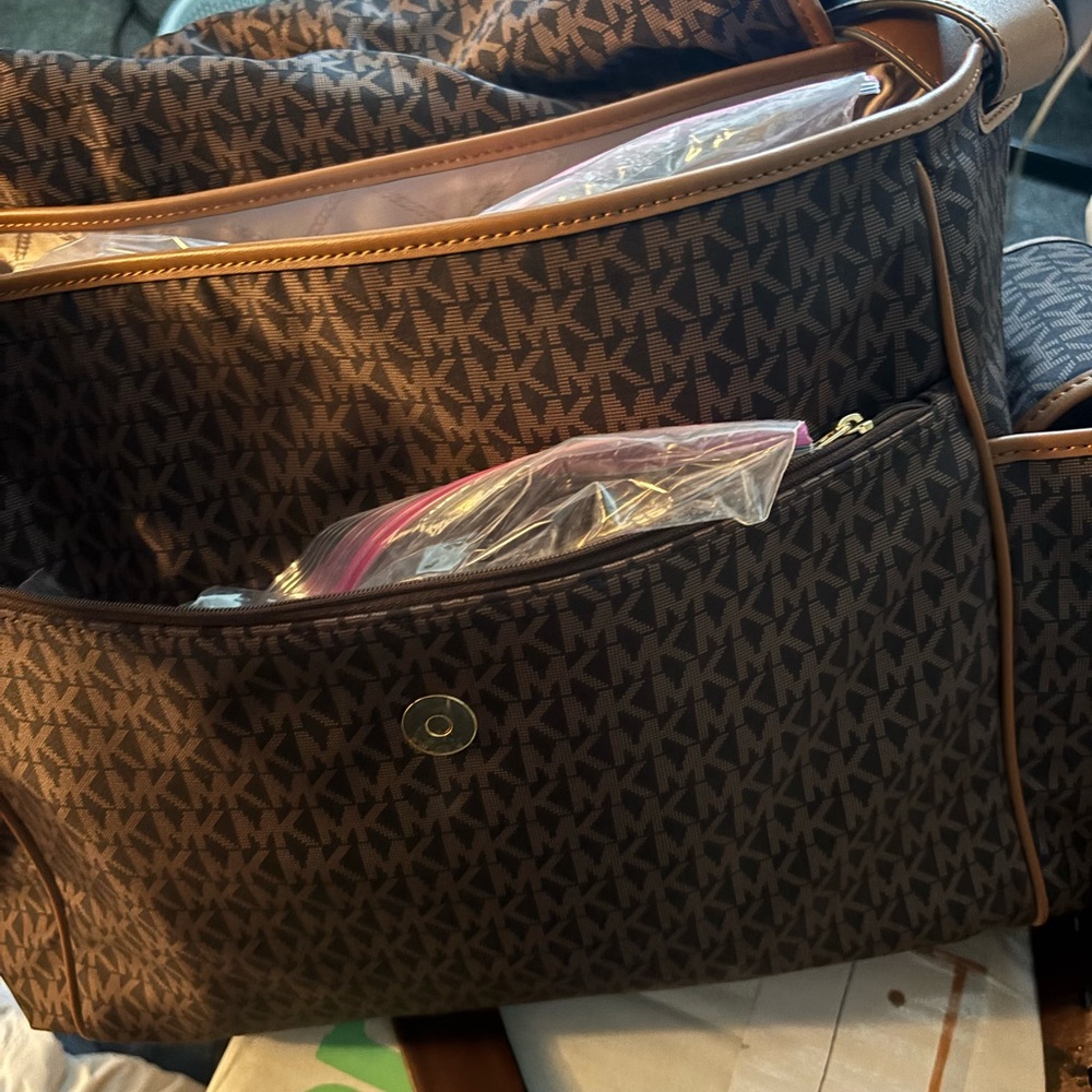 Michael Kors Brown Messenger Bag Elegant Design - Picture 4 of 4